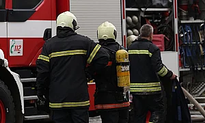 Пожари пламнаха край Петрич и Луковит, вятърът затруднява гасенето