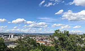 Слънчево, но прохладно време, с температури между 25° и 30°