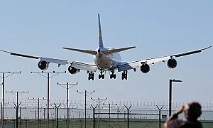 Срив в индустрията: Печалбите на авиокомпаниите падат наполовина през 2026