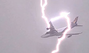Мълния удари самолет над Варна: Зрелищни кадри и доказана авиационна сигурност