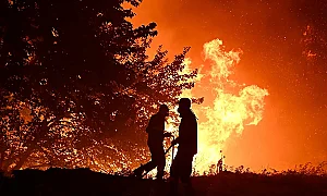 Големите пожари в Гърция взеха две жертви, шест села на Крит са евакуирани