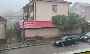 Градушка и буря връхлетяха Югоизточна България, лед падна и край Карнобат