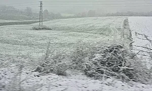 Априлски сняг затрудни движението в няколко области в България