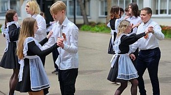 Демокрация по кремълски: Забраниха на руските абитуриенти да танцуват валс под звуците на световни хитове