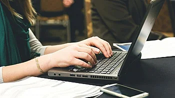 Само 18,4% от българите учат онлайн, страната остава сред последните в ЕС