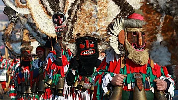 Кукерите и техните „роднини“ по света. Защо маската и шумът се повтарят?