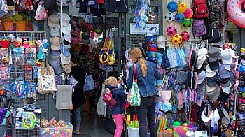 Търговията се сви, спад в сектора за имоти, IT бизнесът дърпа нагоре