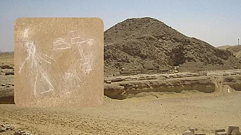 Екскурзовод беше задържан в Египет, докато е рисувал върху 4000-годишна пирамида