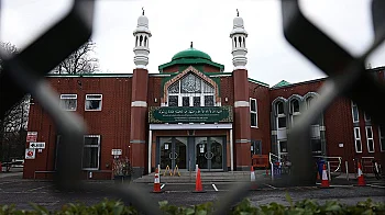 Арестуваха мъж, влязъл с брадва в джамия във Великобритания