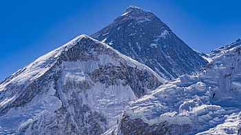 Еверест недостъпен: Тибет затвори маршрута заради снеговалежи