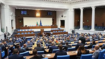 Обрат! Депутатите остават с охрана след второ четене