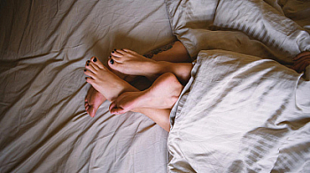 Великобритания ще криминализира порно със сцени на удушаване