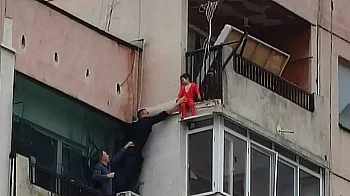 Полицаи спасиха дете, увиснало от осмия етаж в Ямбол, родителите са задържани