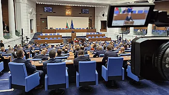 Водата вдигна градуса в парламента: Скандали за цени и отсъстващ премиер