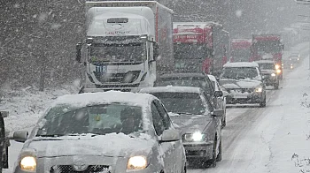 Снегът ни затрупа: Закъсали тирове, затворени пътища, бедствено положение в Ардино