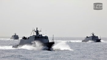 Проток под обсада: Китай изстреля ракети край Тайван