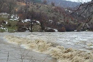 Река Арда преля: Шест села в община Ардино останаха без пътна връзка