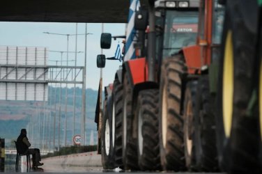 Гръцки фермери ще посрещнат Нова година на блокадите