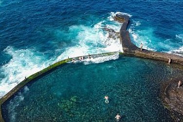 Мощна вълна отнесе туристи в Тенерифе: Четирима загинали, един изчезнал
