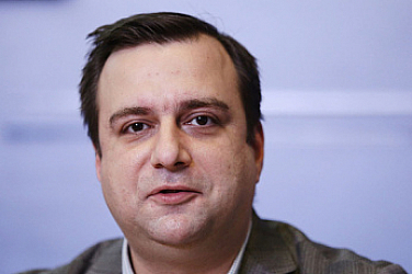 Политолог: Петков се опитва да прехвърли „топката“ за отношенията с РСМ върху президентската институция