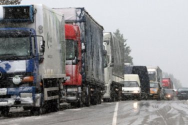 Спират движението на тирове в две ленти на „Хемус“