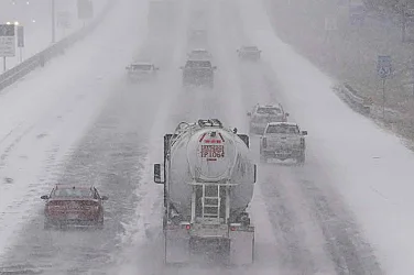 Зимна буря отмени хиляди полети в САЩ, селища са без ток, има и жертви на студа