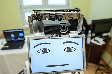 Българско дете създаде робот с изкуствен интелект от отпадъци