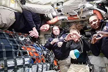 Космическият кораб Artemis II отива към тъмната страна на Луната