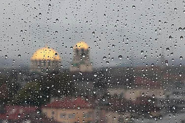 Времето в петък: Облаци и дъжд, жълт код за четири области