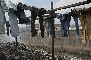 Как дарените дрехи от Европа създават отпадъчен проблем в Гана