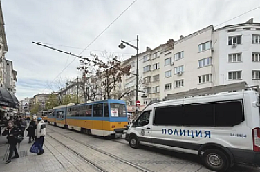 Детето, блъснато от трамвай, е контактно – проверяват записи от района