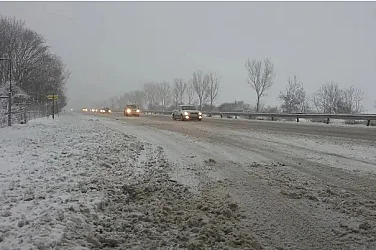 Снегът затвори магистрала „Тракия“ между Бургас и Зимница