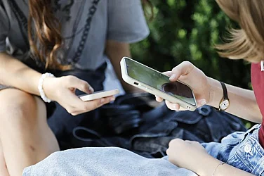 Франция става първата европейска държава, която забранява социалните мрежи за деца