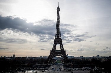 Фойерверки в опасна близост до Айфеловата кула – 40 арестувани