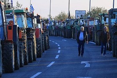 Гръцките фермери продължават с протестите и блокадите