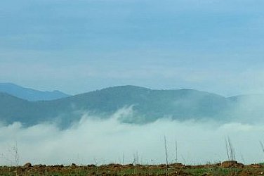 Сутрешни мъгли и слънчев следобед в понеделник