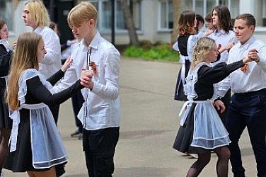 Демокрация по кремълски: Забраниха на руските абитуриенти да танцуват валс под звуците на световни хитове