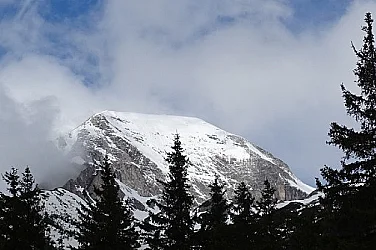 Опасна комбинация в планините: Затопляне и вятър вдигат лавинния риск