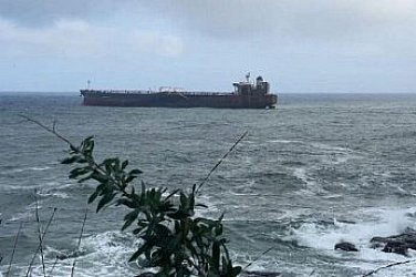 Блокираният край Ахтопол танкер от руския „сенчест флот“: Още 4 моряци евакуирани