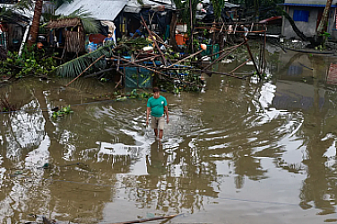 Супертайфун връхлита Филипините: Стотици хиляди напускат домовете си