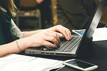 AI решава задачите, но убива усилието – тревожен сигнал за образованието