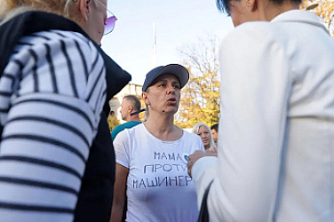 Сбиване и димки пред сръбския парламент