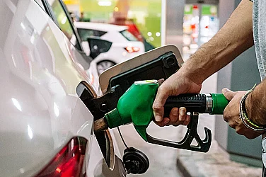 Математика на спекулата: Държавата дава 20 евро, вместо да спре надценките на горивата