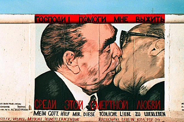 Почина авторът на “Братската целувка” между Брежнев и Хонекер