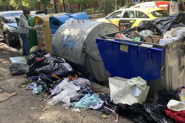 Кризисно сметоизвозване в София: Кметът чисти в „Люлин“, проблеми в още три района