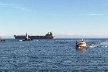 Танкерът „Кайрос“ ще бъде изтеглен до Бургаския залив