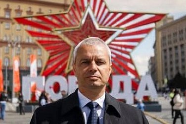 Защо в НС търпят глупостите на Костадинов? Ние защо търпим?