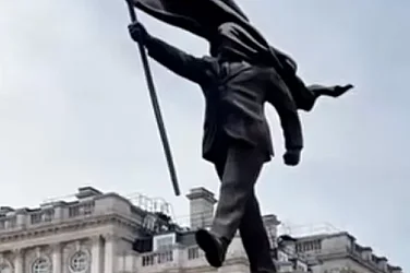 Банкси провокира Лондон с нова статуя на площада Ватерло