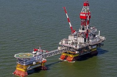 Украйна удари за първи път руска нефтена платформа в Каспийско море