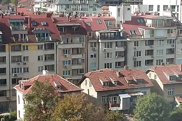 Сделките с имоти се свиват до нивата от пандемията, но цените растат